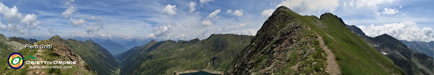 48 Panoramica al Passo di Publino (2368 m) verso la Valle del Livrio e il Pizzo Zerna.jpg
